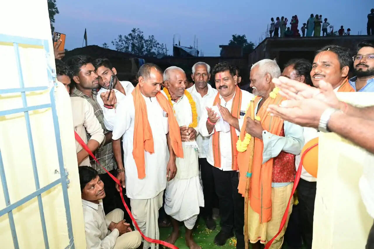 भलपहरी और अचानकपुर में ग्रामीणों के बीच पहुंचे उप मुख्यमंत्री शर्मा, दी 48 लाख रुपये के विकास कार्यों की सौगात