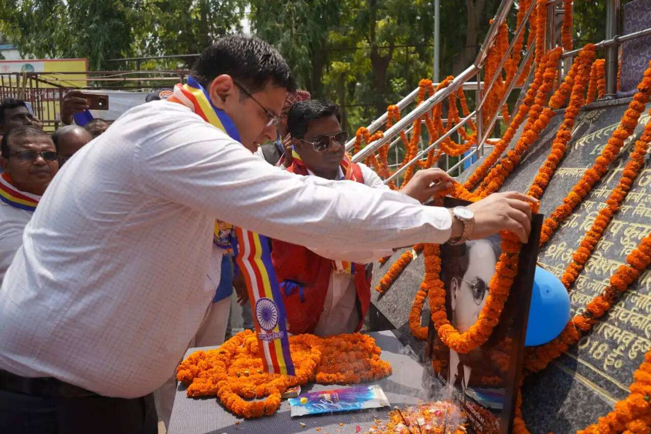 जिला प्रशासन ने किया अंबेडकर जयंती पर श्रद्धांजलि कार्यक्रम