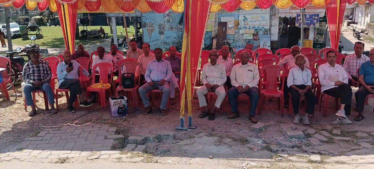 एचईसी की समस्याओं को लेकर वरिष्ठ नागरिकों ने दिया धरना