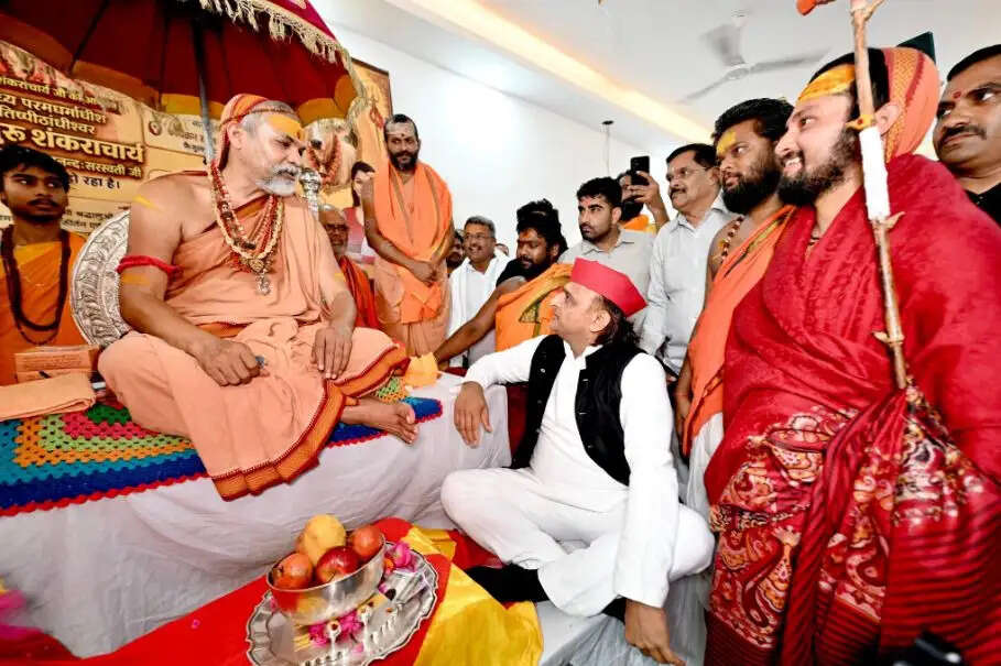 अखिलेश यादव ने स्वामी अविमुक्तेश्वरानंद सरस्वती से लिया आशीर्वाद