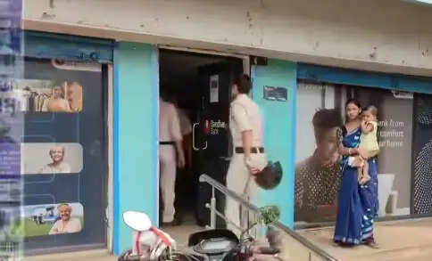 वृद्धा से साढ़े तीन लाख रुपये की छिनतई, बाइक सवार दो आरोपित फरार