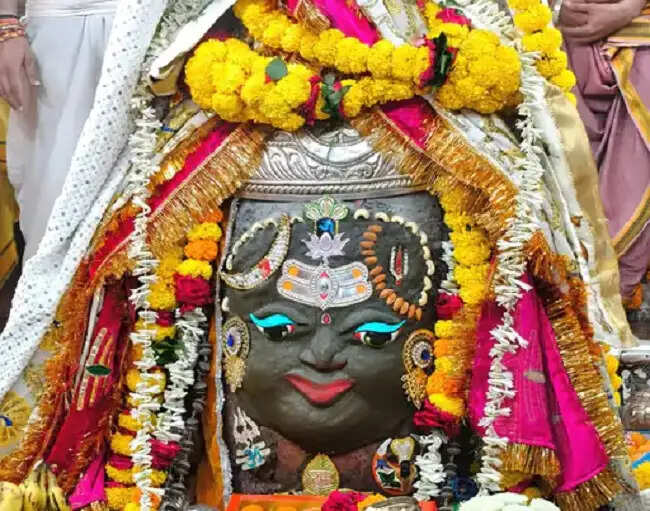 शरद पूर्णिमा पर राजा स्वरूप में सजे बाबा महाकाल, भस्म आरती में हुआ दिव्य शृंगार