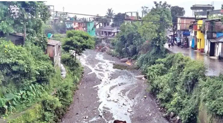 जयगांव में बाढ़ का खतरा बढ़ा, तोर्षा नदी के बढ़ते जलस्तर और हाशिमारा झोरा के किनारे अवैध निर्माण से चिंता