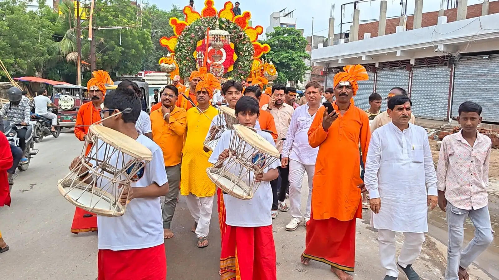 जाैनपुर में 40 वर्षों की परंपरा के साथ निकली बोल बम कांवरिया संघ की भव्य शोभायात्रा, बाबा बैद्यनाथ धाम के लिए रवाना हुए श्रद्धालु