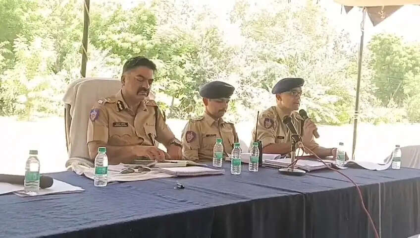 पुलिस आयुक्त ने निगम चुनाव को लेकर जवानों को किया ब्रीफ