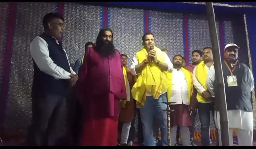 कृष्ण रासलीला में पहुंचे श्रद्धालु, मुख्य अतिथियों ने दिप प्रज्ज्वलित कर किया शुभारंभ