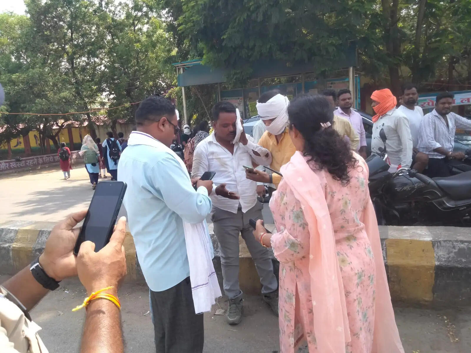 सड़क हादसे में घायल युवक की मदद को आगे आईं एसपी निवेदिता पाल, खुद वाहन में बैठाकर पहुंचाया अस्पताल
