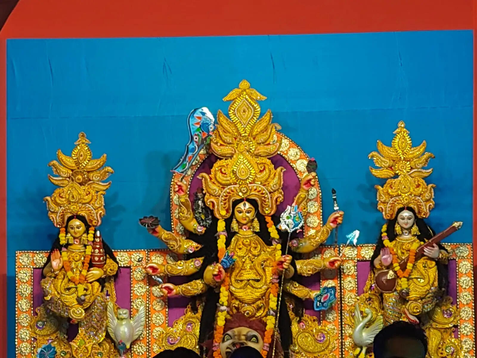 सप्तमी पर पूजा देखने के लिए लोगों की उमड़ी भीड़