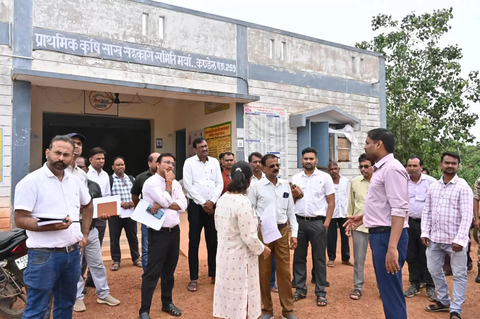 गौरव ग्राम कण्डेल में कलेक्टर ने की बिहान की महिलाओं से चर्चा