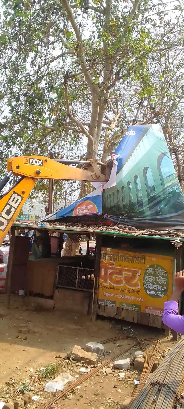 होर्डिंग पर निगम की सख्त कार्रवाई, 120 से ज्यादा अवैध होर्डिंग हटाए गए