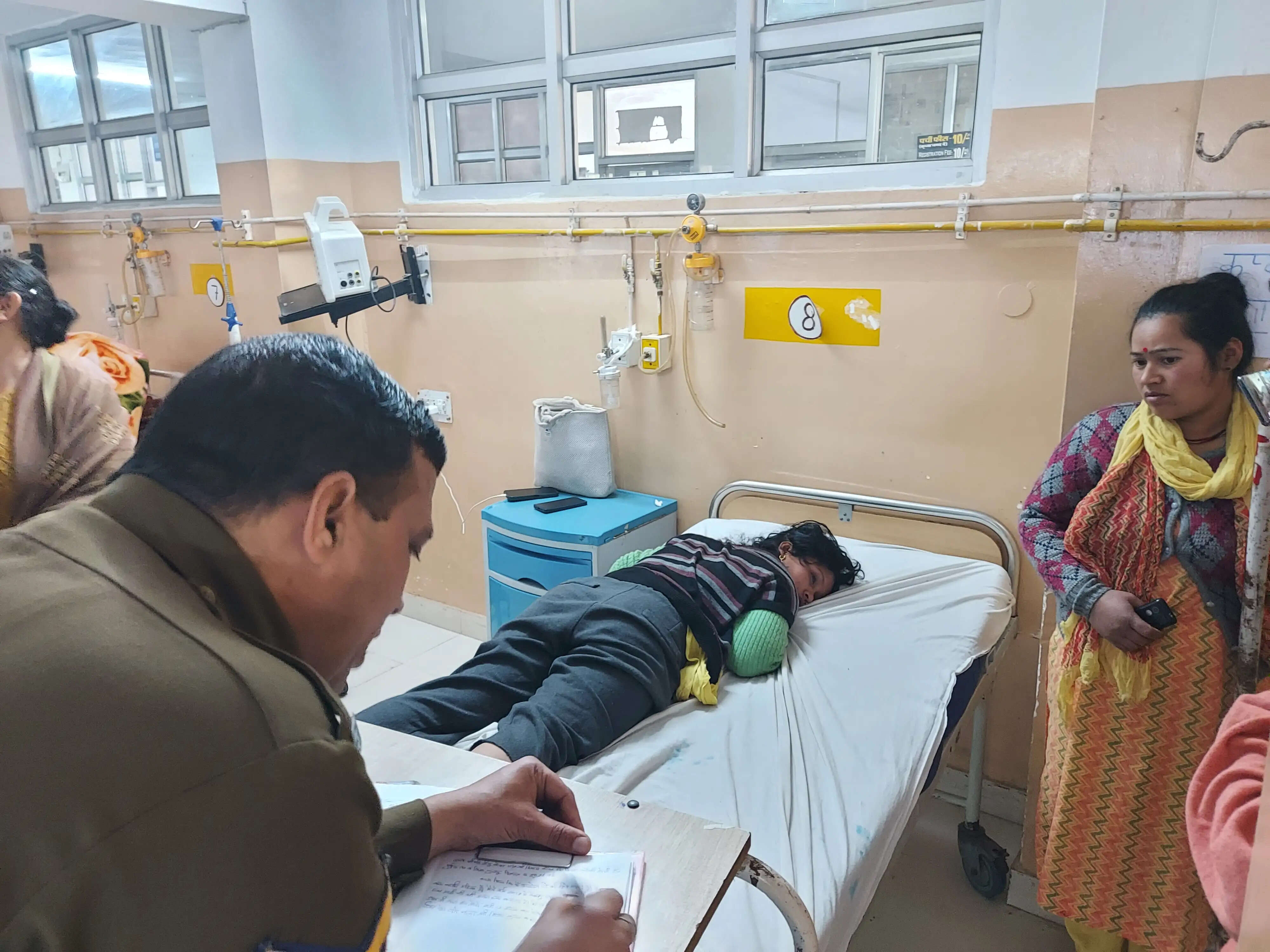 महिला पुलिस थाना की छत से कूदी, घायल