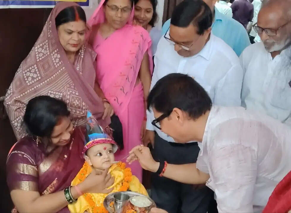 पोषण मेले में सजे स्टाल, योजनाओं की जानकारी के साथ हुआ अन्नप्राशन