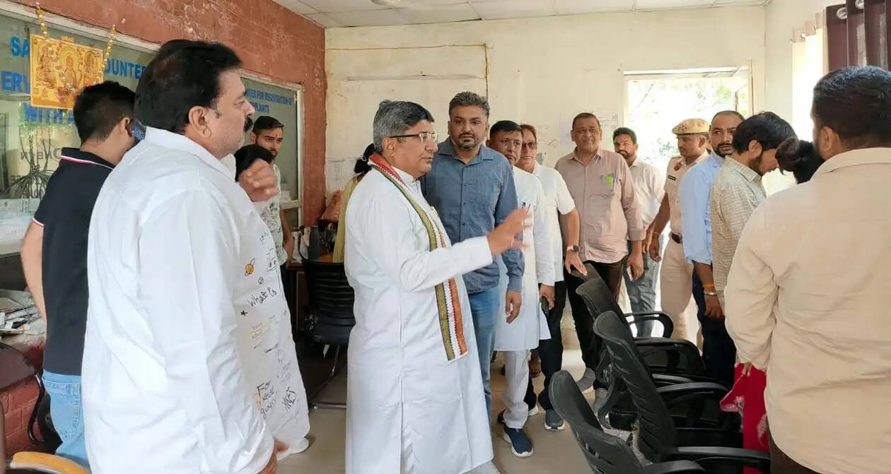 हिसार : बिजली कर्मचारियों की हड़ताल के बीच मेयर ने बिजली घर पहुंचकर जांची व्यवस्था