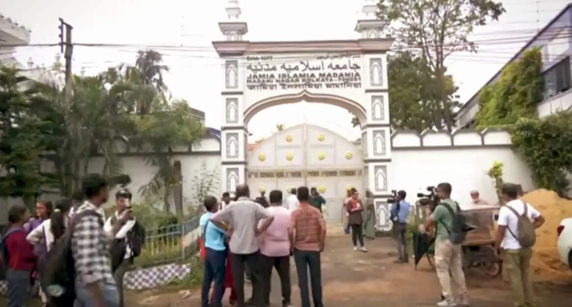 कोलकाता एयरपोर्ट की बांकरा मस्जिद विवाद, सिद्दीकुल्ला चौधरी बिना नमाज पढ़े लौटे