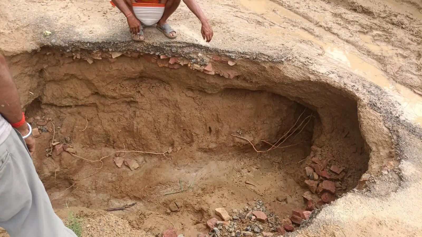 आहनेरान मार्ग बारिश में बहा, ग्रामीणों ने पीडब्ल्यूडी से शीघ्र मरम्मत की उठाई मांग