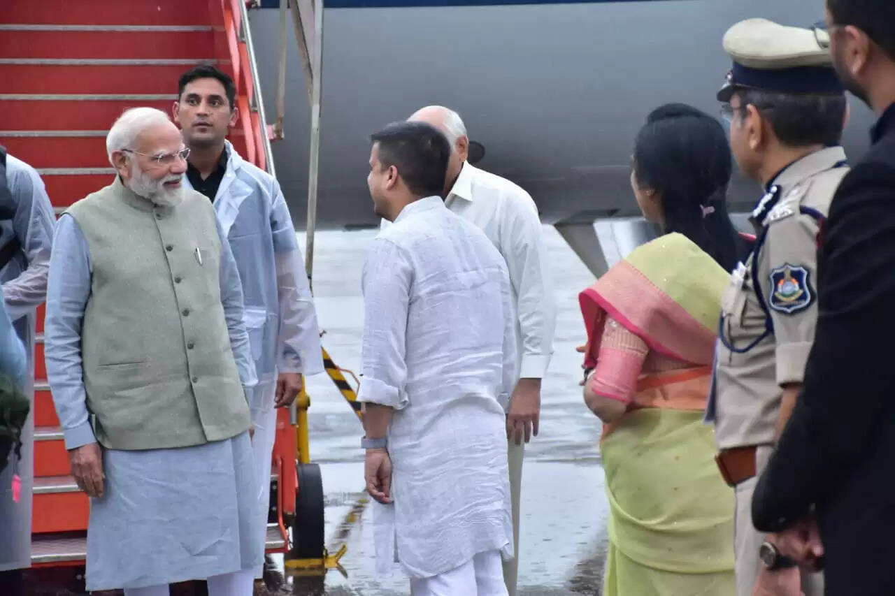 प्रधानमंत्री मोदी गुजरात के वडोदरा पहुंचे