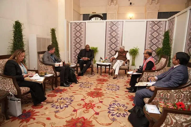 ब्रिक्स सम्मेलनः केन्द्रीय मंत्री शेखावत ने इंडोनेशिया और दक्षिण अफ्रीका के संस्कृति मंत्रियों के साथ की द्विपक्षीय बैठक