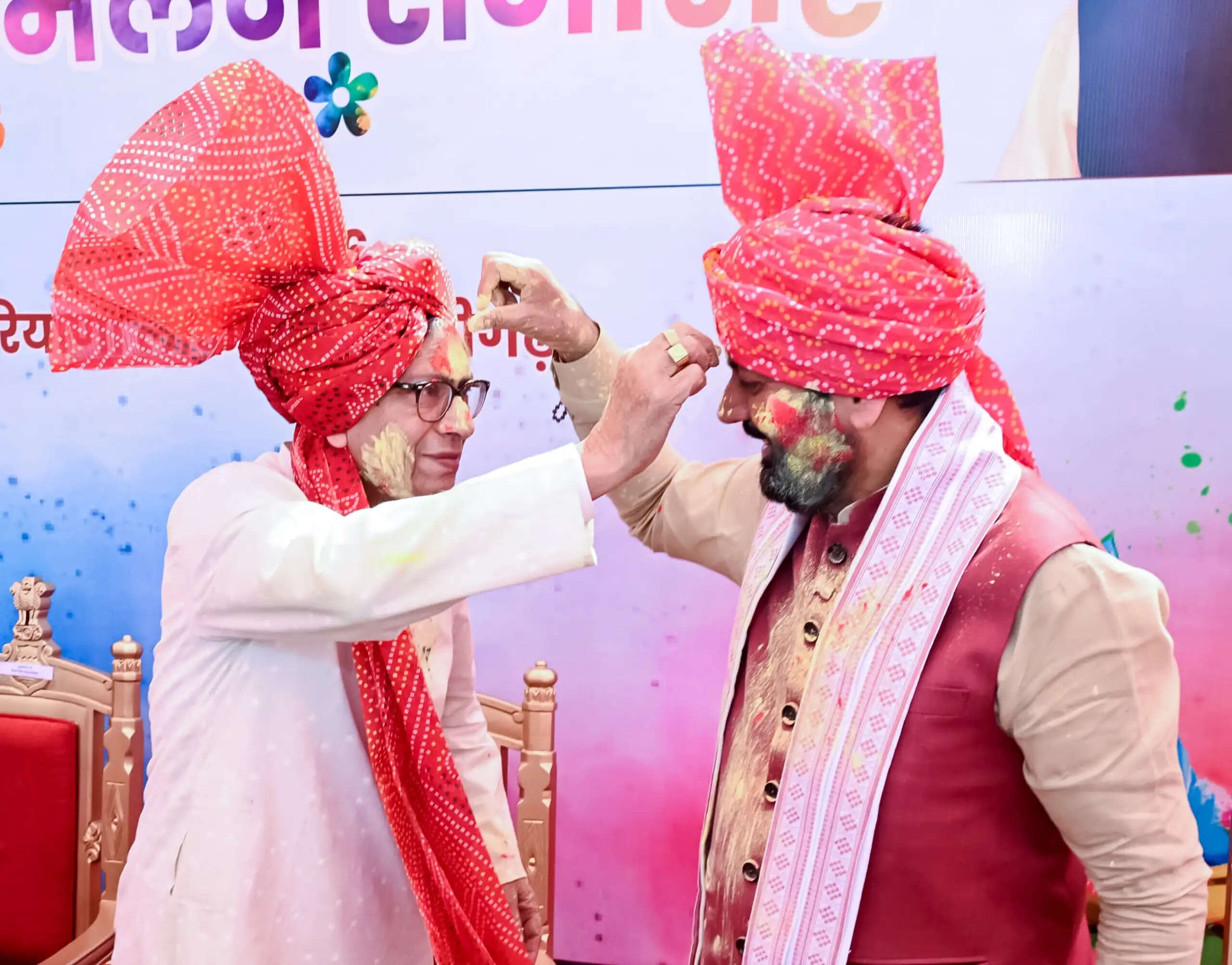 हरियाणा में होली की धूम, कहीं कोरड़ा मार होली तो कहीं उड़ा गुलाल