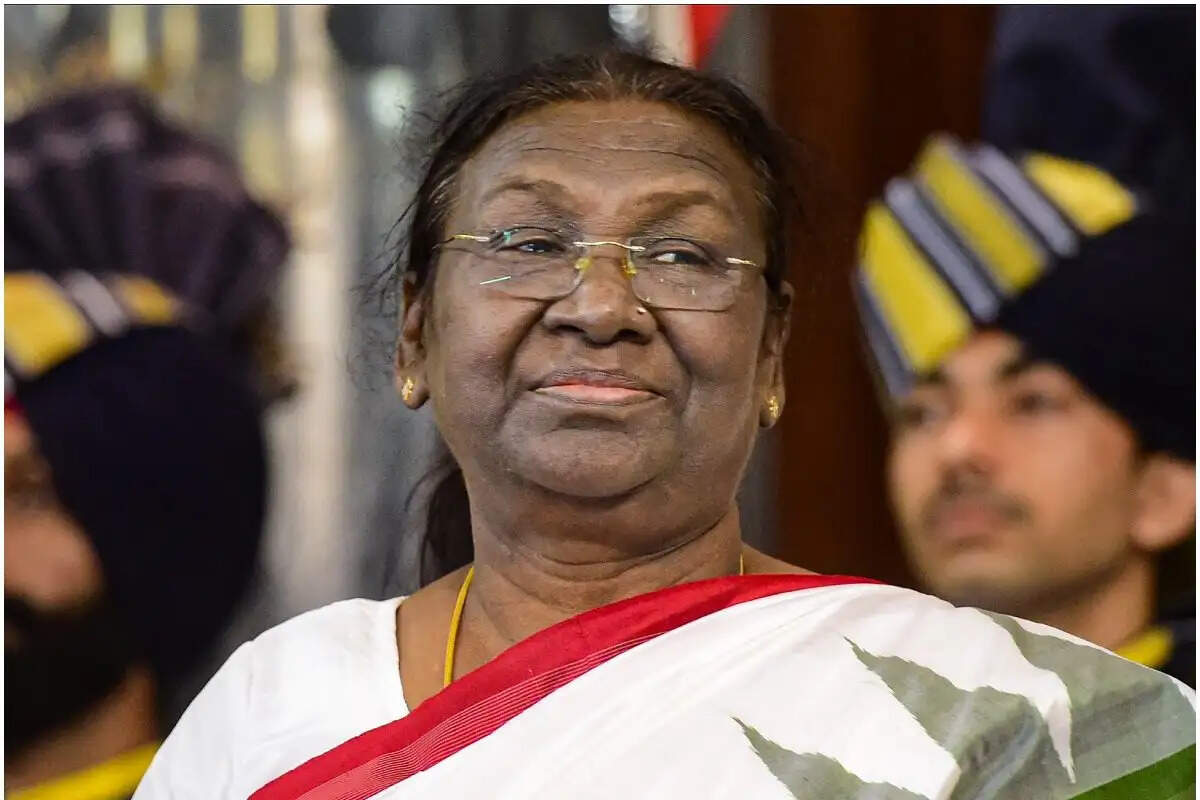 आगरा में विमान छाेड़कर राष्ट्रपति मुर्मु हेलीकाॅप्टर से जाएंगी मथुरा