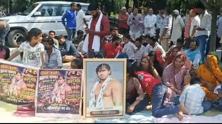 ब्रह्मानंद पहलवान हत्याकांड में आरोपियों की गिरफ्तारी की मांग को लेकर पत्नी ने किया आत्मदाह का प्रयास