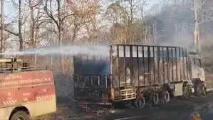 छिंदवाड़ा: रुई से भरी चलती ट्रक में आग, ड्राइवर-कंडक्टर ने कूदकर बचाई जान