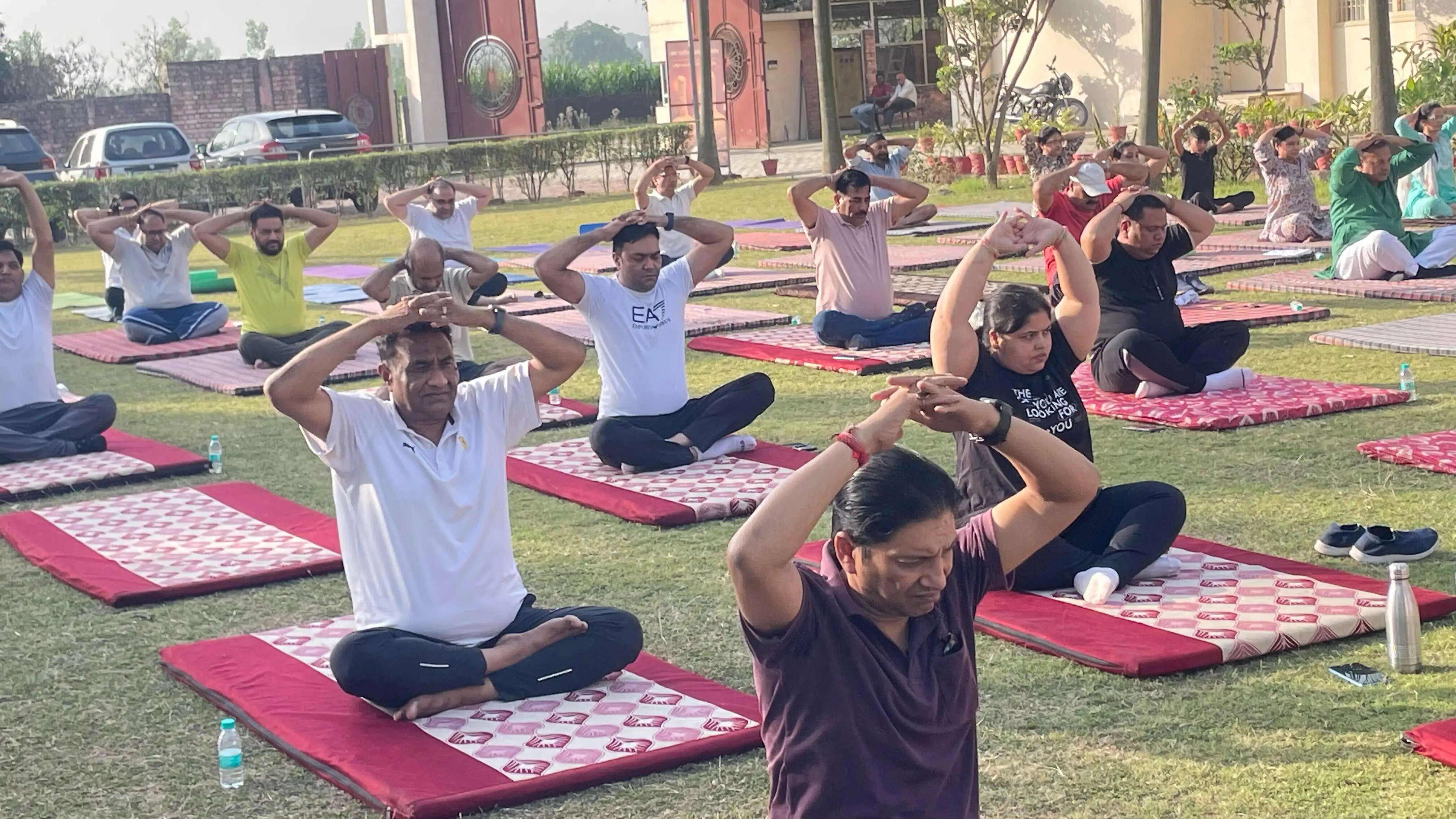 नेचुरोपैथी सेंटर में योग एवं आयुर्वेद संगम से स्वस्थ जीवन का दिया संदेश आयोजन