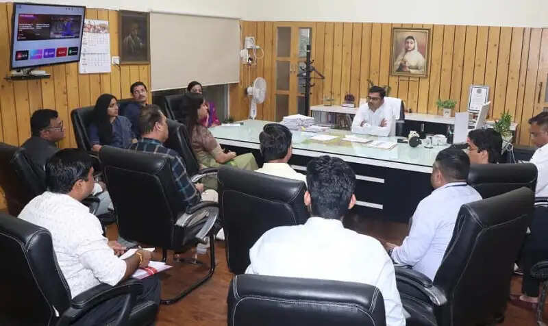 इंदौर संभाग में पेट्रोल-डीजल की पर्याप्त उपलब्धता, अफवाहों पर ध्यान न दें: संभागायुक्त डॉ. सुदाम खाड़े