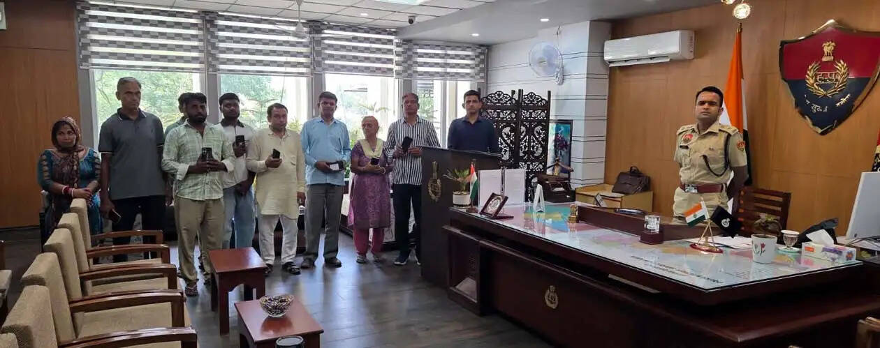 हिसार पुलिस ने लाखों रुपये के 15 गुमशुदा मोबाइल फोन असली मालिकों को लौटाए