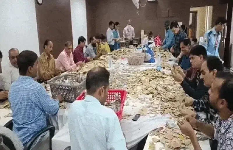 इंदौर के खजराना गणेश मंदिर की दान पेटियों से अब तक निकले 1.30 करोड़ रुपये, गिनती जारी