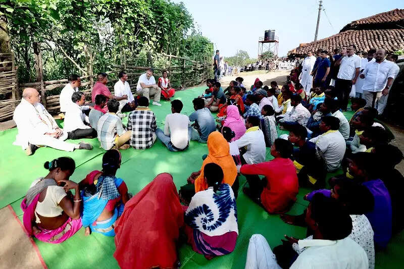 (अपडेट) मप्र के बालाघाट में मृत बच्चों के परिवारों से मिले राहुल गांधी, बोले- आदिवासी देश के मालिक, इन्हें हक मिले