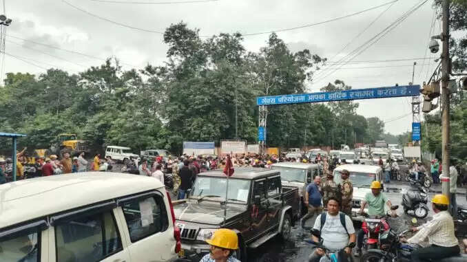 कोरबा : करंट की चपेट में आए ठेका कर्मी की मौत के बाद आक्रोश, ग्रामीणों ने&nbsp;श्रमिक चौक&nbsp;पर किया प्रदर्शन