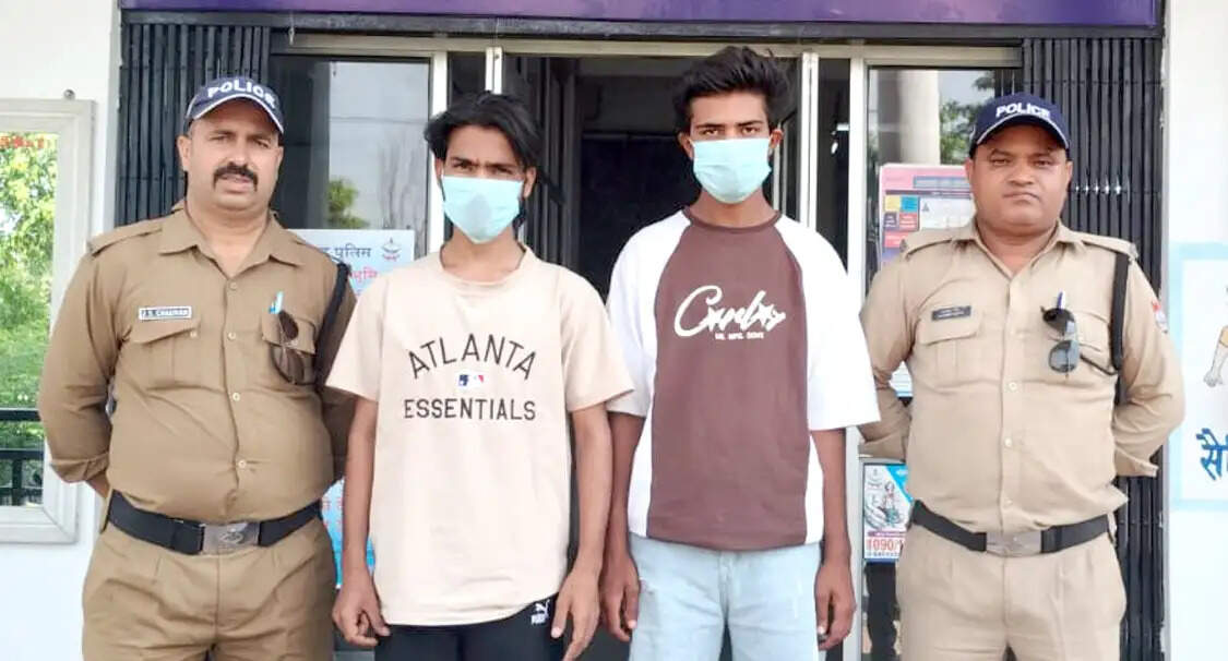 चोरी की बाइक के संग दाे शातिर गिरफ्तार