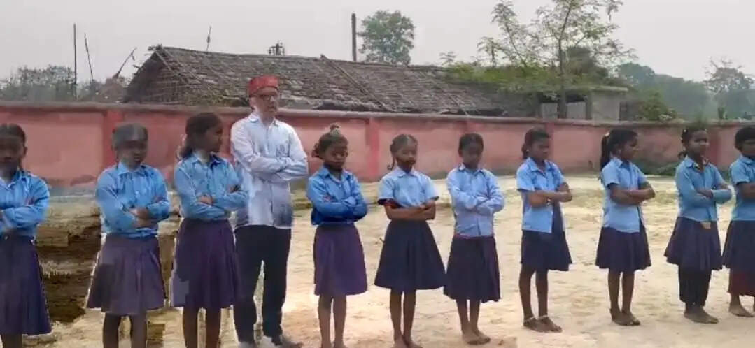 स्कूली बच्चों ने मनाई राष्ट्रीय आरी श्रमिक दिवस