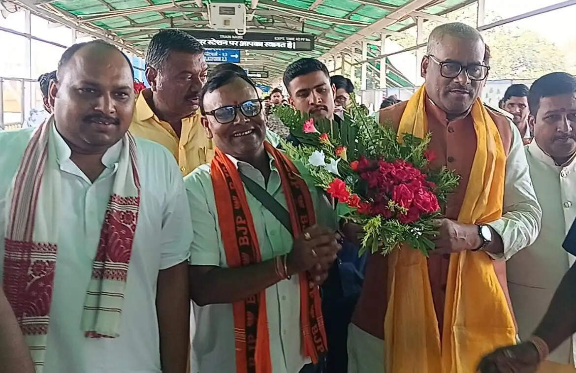 भागलपुर पहुंचे मंत्री डॉ. प्रमोद चंद्रवंशी, भाजपा कार्यकर्ताओं ने किया स्वागत