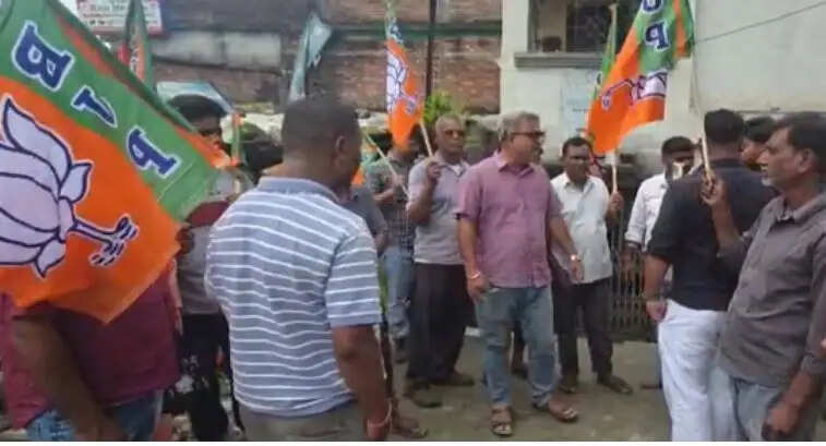 जलजमाव को लेकर बीजेपी का प्रदर्शन, पार्षद पर लापरवाही का आरोप