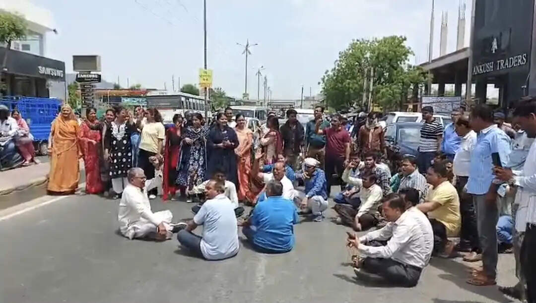 नए शराब ठेके के विरोध में फूटा लोगों का गुस्सा, सड़क जाम कर किया प्रदर्शन