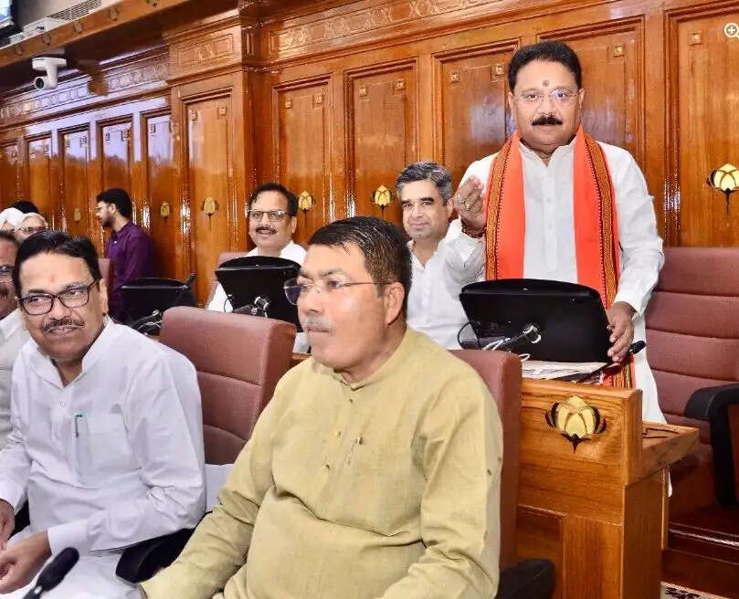 सार्वजनिक सम्पत्तियों से अवैध कब्जा हटाना आवश्यक: विजय बहादुर पाठक