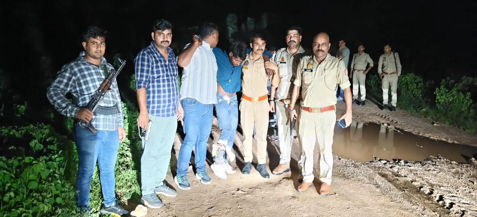 झांसी में 10 घंटे बाद पुलिस मुठभेड़ में चेन स्नैचिंग के दो आरोपित गिरफ्तार, एक के पैर में लगी गोली