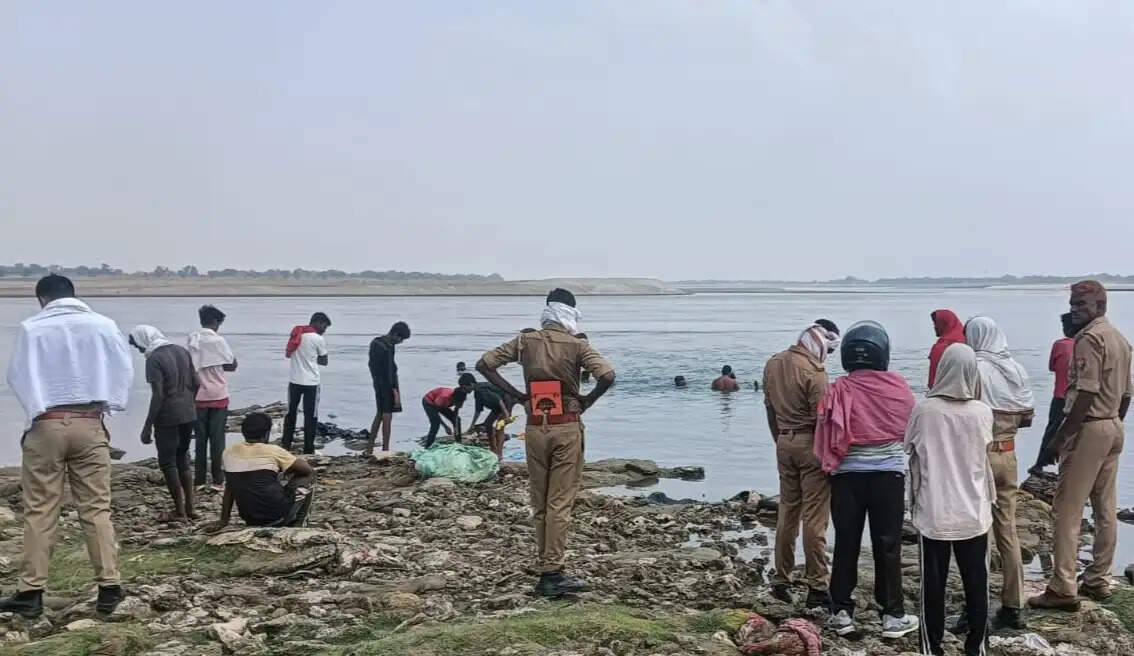 दाह संस्कार में आए तीन युवक गंगा में डूबे, चौकीदारों ने दाे काे बचाया, एक लापता
