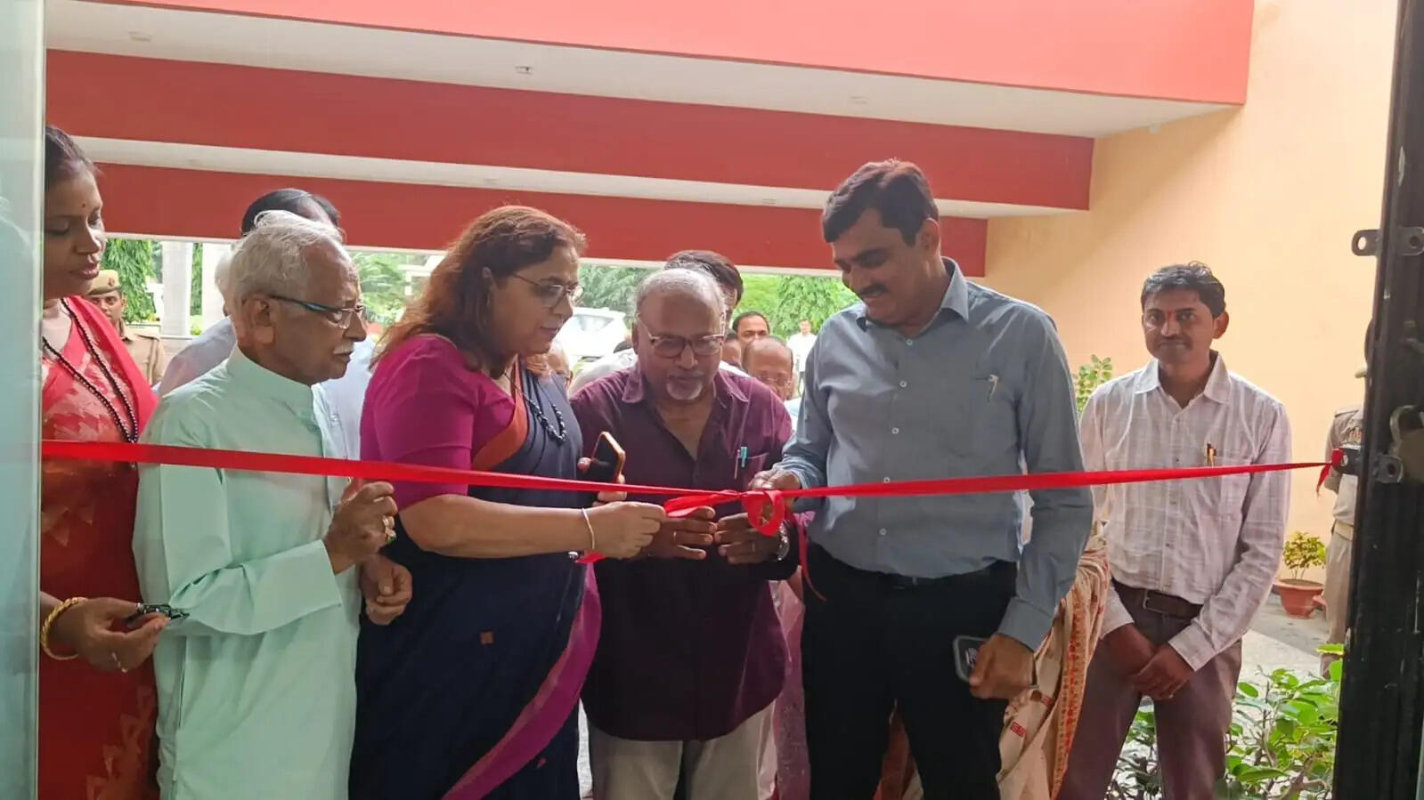 गोरखपुर : बौद्ध संग्रहालय में सजी अंतरराष्ट्रीय ललित कला प्रदर्शनी, मंडलायुक्त ने किया उद्घाटन