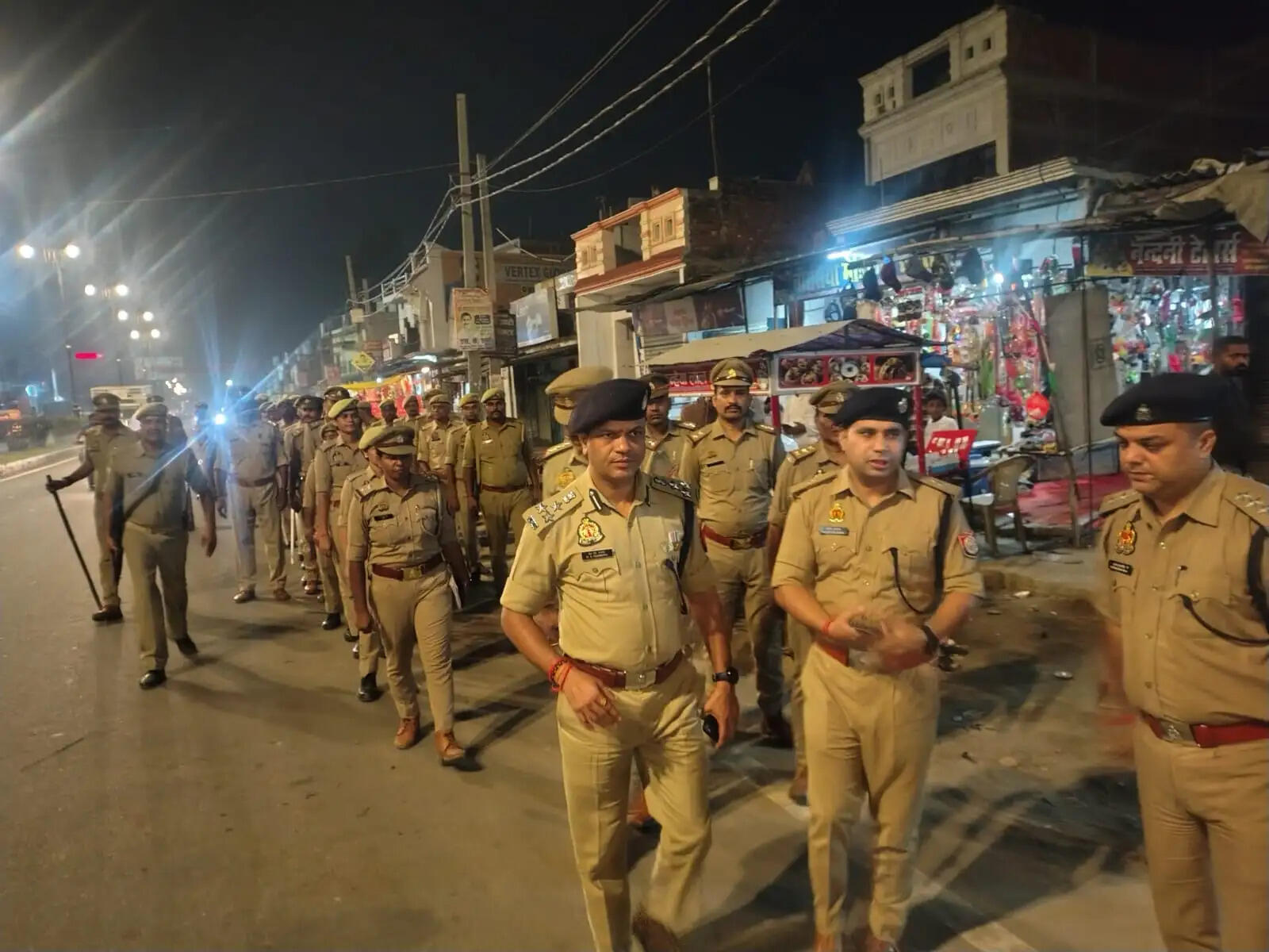 दुर्गा पूजा को लेकर पुलिस सतर्क, डीआईजी एस. चनप्पा और एसपी उत्तरी ने चौरीचौरा में किया पैदल गश्त