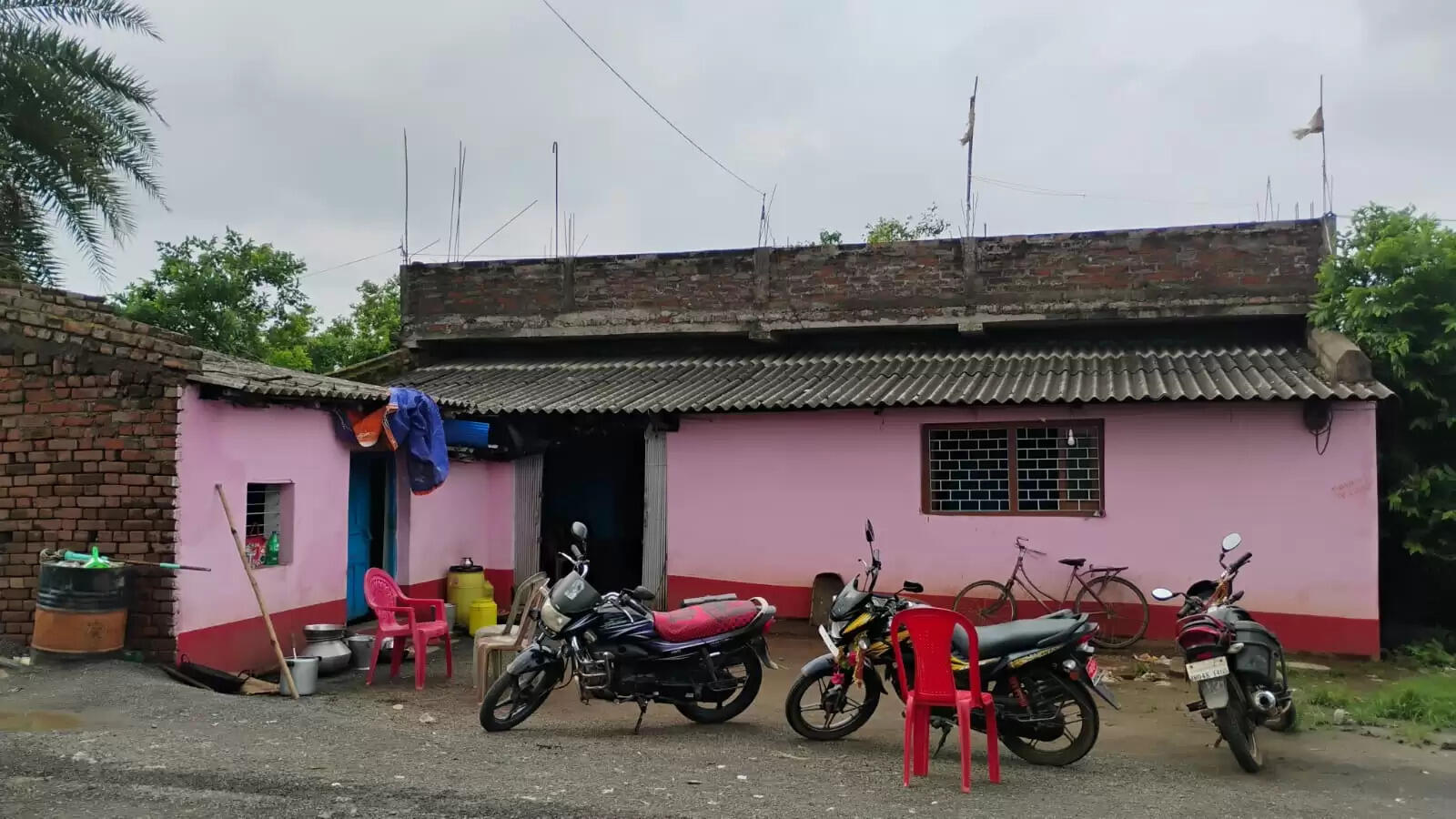 अपराधियों ने बंदूक की नोक पर की सात लाख की डकैती