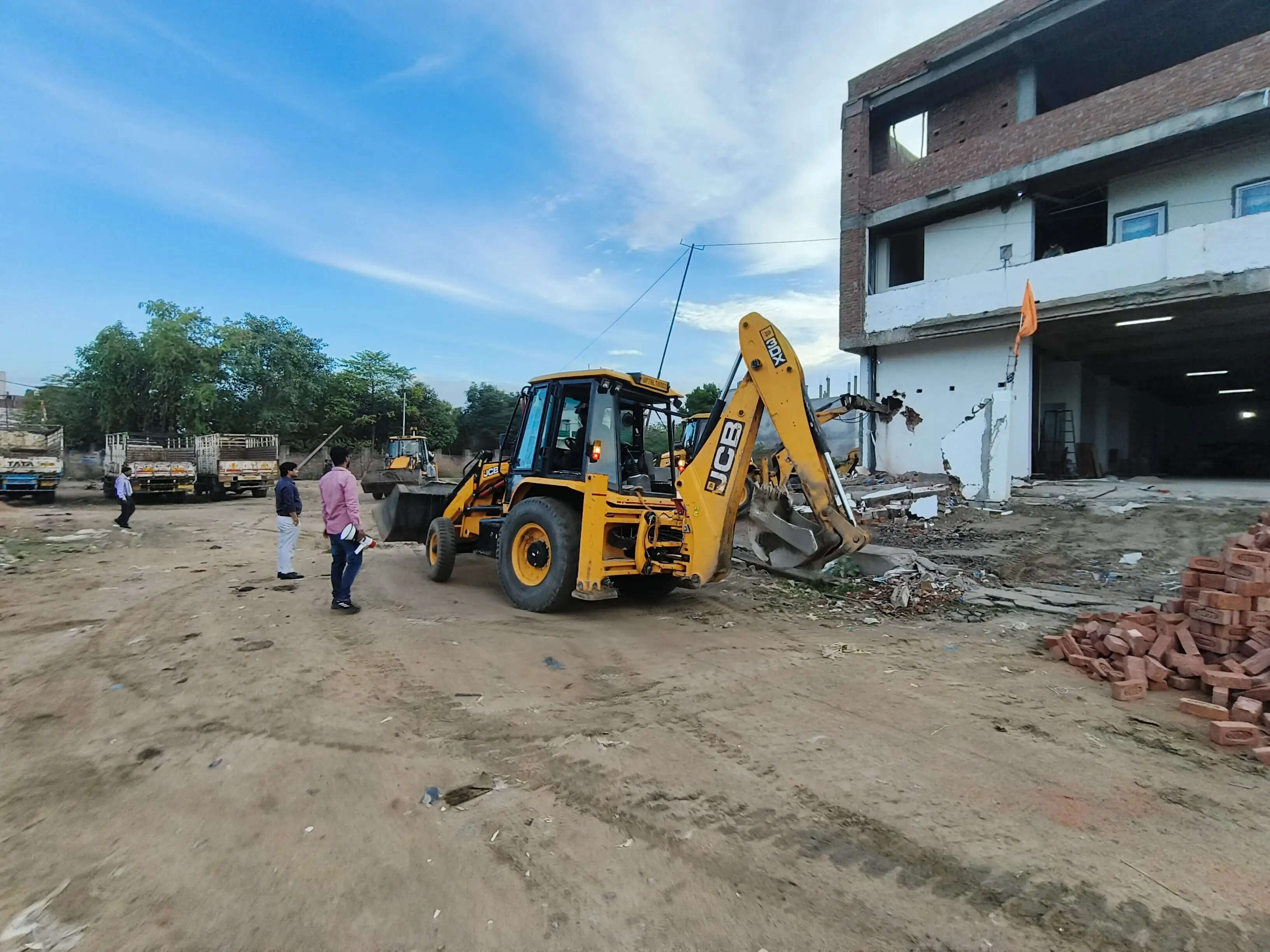 कानपुर में 24 बीघा अवैध प्लॉटिंग पर चला बुलडोजर, दो अरब से भी ज्यादा रुपये की जमीन कब्जामुक्त