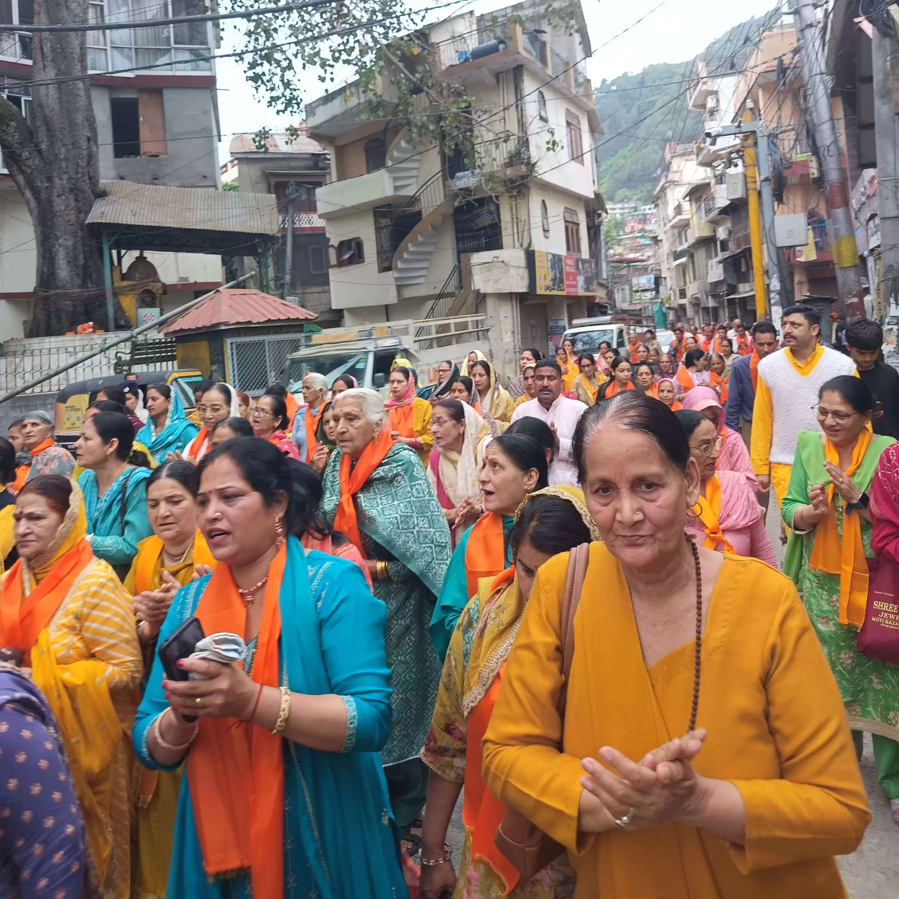 वेदांत कुटीर से निकली भव्य शोभायात्रा, शहर की गलियां भगवा ध्वजों और शंखध्वनि से गुंजायमान