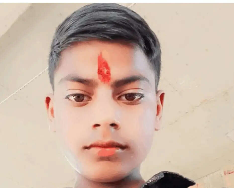औरैया : तेज रफ्तार ट्रैक्टर की टक्कर से कक्षा छह के छात्र की मौत, इकलौते बेटे का शव देख बिलख उठी मां