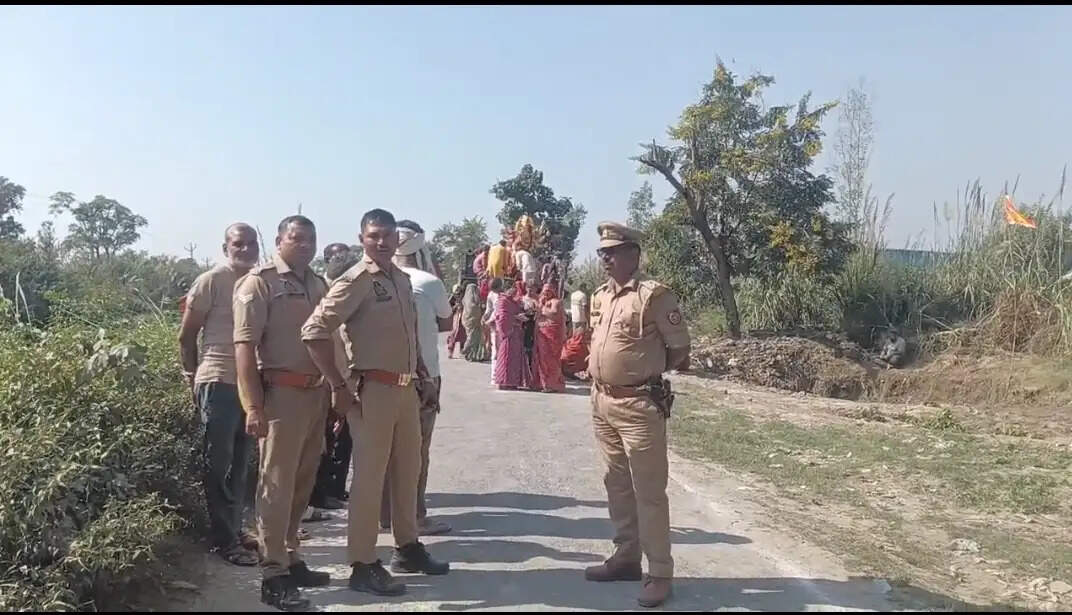 औरैया : कचरे के गड्ढे में विसर्जन की व्यवस्था से भड़के श्रद्धालु, सड़क पर दिया धरना
