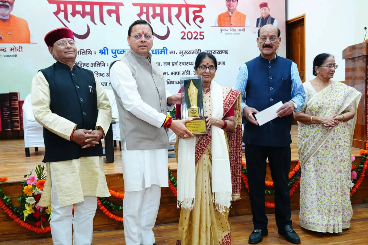 मुख्यमंत्री ने डॉ. जितेन ठाकुर को उत्तराखंड साहित्य भूषण सम्मान से किया सम्मानित