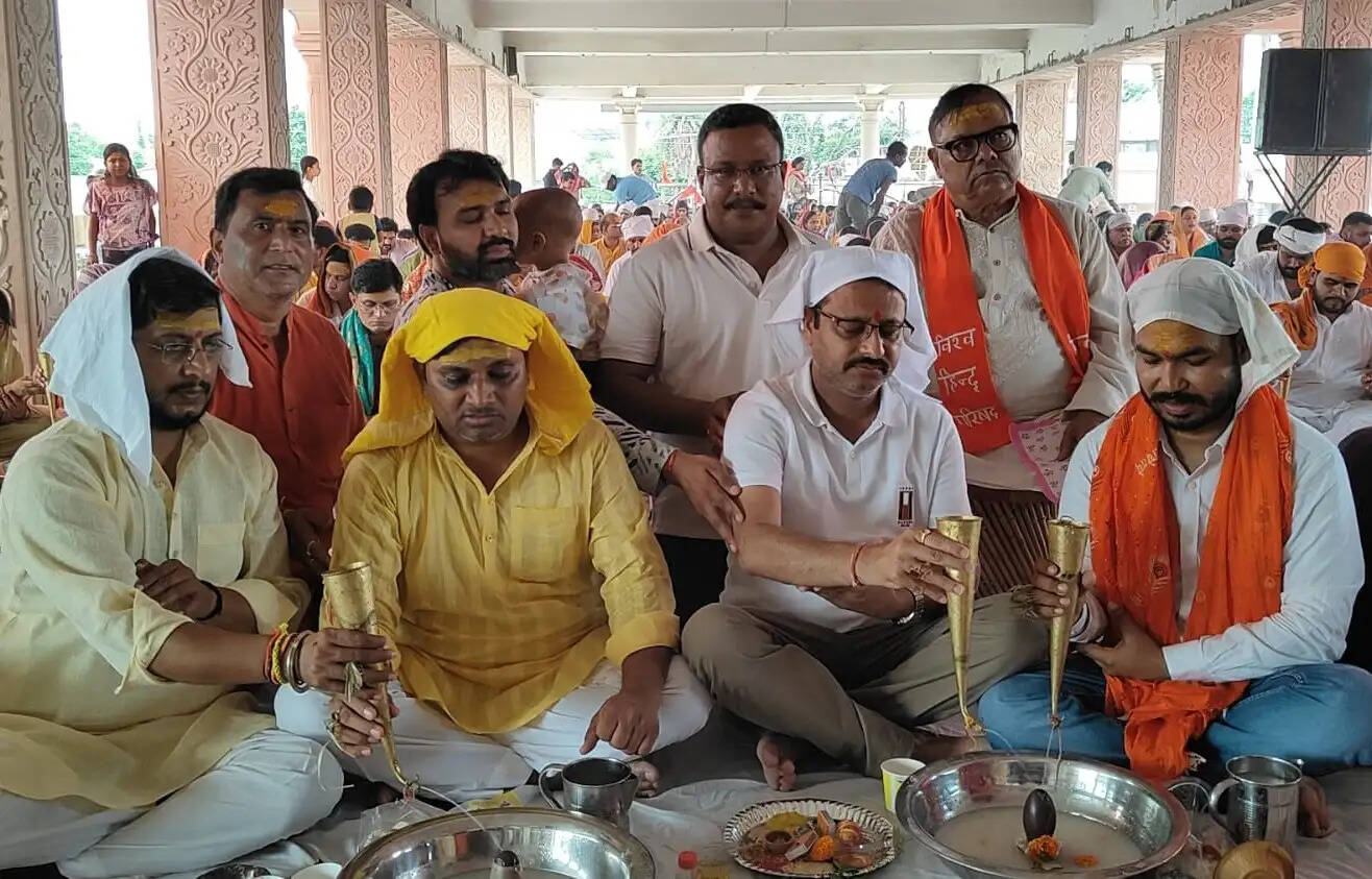 251 दंपत्तियों ने विहिप -बजरंग दल के निर्देशन में हरिद्वार से लाए गंगाजल से किया रूद्राभिषेक