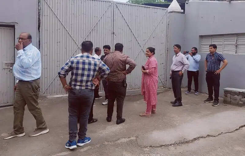 इंदौरः फायर सेफ्टी नियमों की अनदेखी पर कार्रवाई, पांच औद्योगिक संस्थान सील
