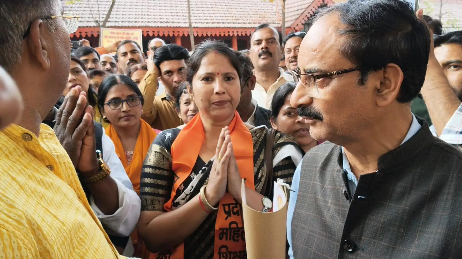 जौनपुर में टीईटी अनिवार्यता के विरोध में शिक्षकों का प्रदर्शन, कलेक्ट्रेट तक पैदल मार्च कर सौंपा ज्ञापन